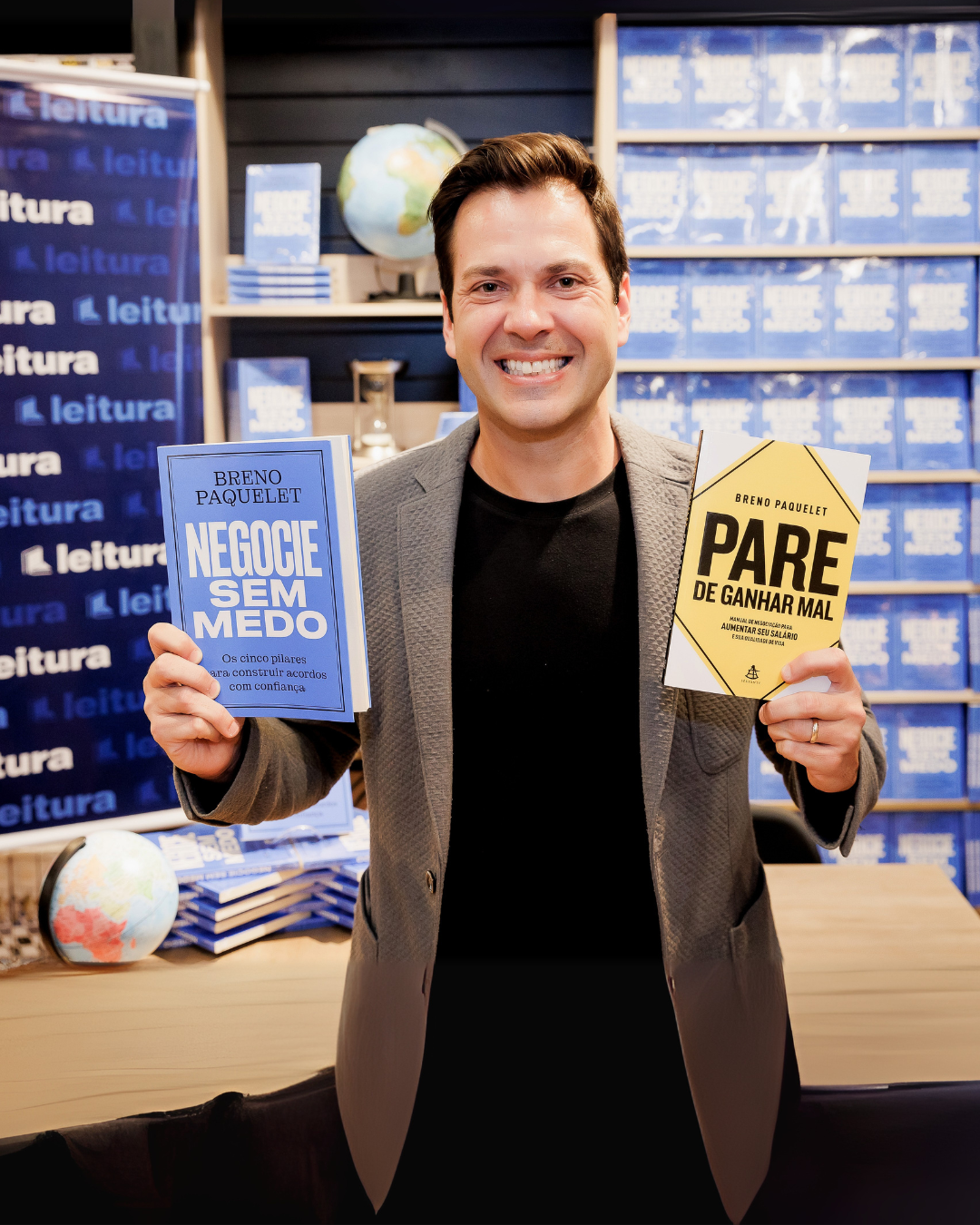 Breno Paquelet segurando seus livros Negocie sem Medo e Pare de Ganhar Mal